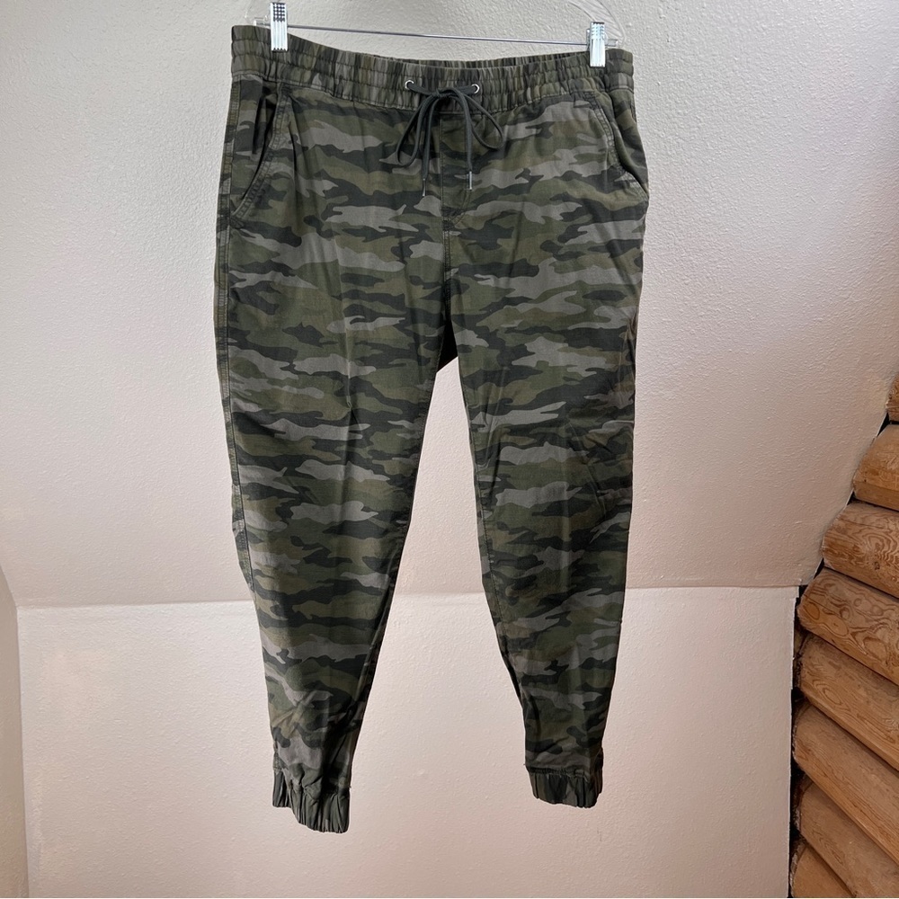 LEVI’S CAMO JOGGERS. Women’s Size XL. ELASTIC & Tie waist. 4 Pockets